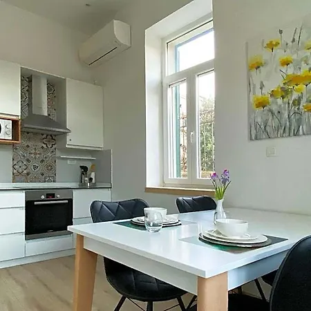 3 Flowers On Rokova St-5 Min To Old Town Hotel 3*